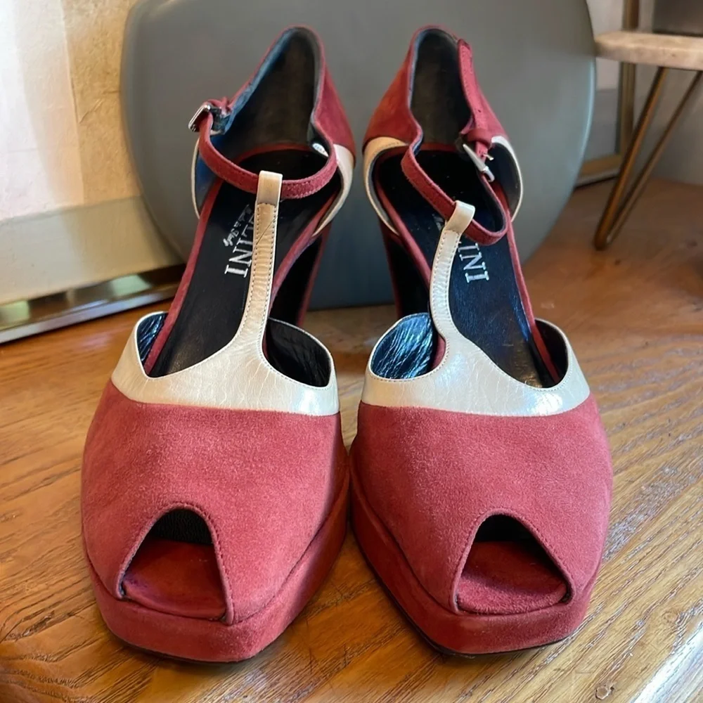 🥠 NWOT Pollini red and cream, t-strap, peep toe, suede and leather vintage look